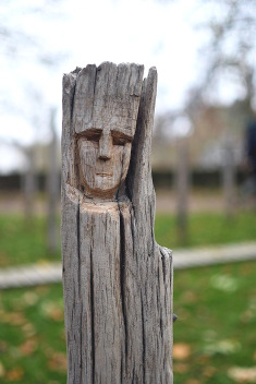 Minimalistic wooden sculpture with a longing facial expression